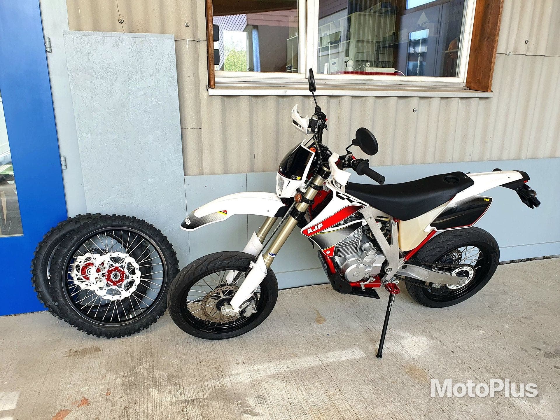 Ajp PR4 240 – Bild 1 von 11